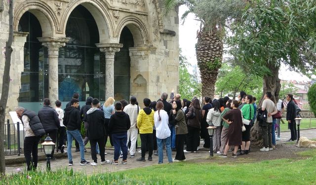 Nevşehirli öğrencilerden Ayasofya Camii’ne yoğun ilgi