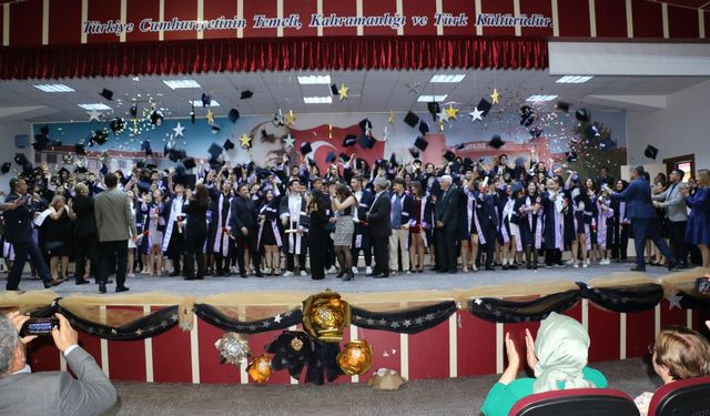 Altınyıldız Koleji Fen ve Anadolu Lisesi mezunlarına muhteşem mezuniyet töreni
