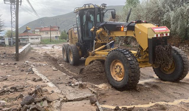 Nevşehir- Acıgöl yolundaki sel hasarı tamir ediliyor