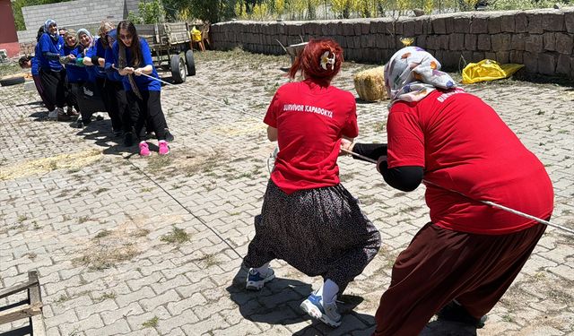Köylü kadınlar kurdukları yarış parkurunda eğleniyor
