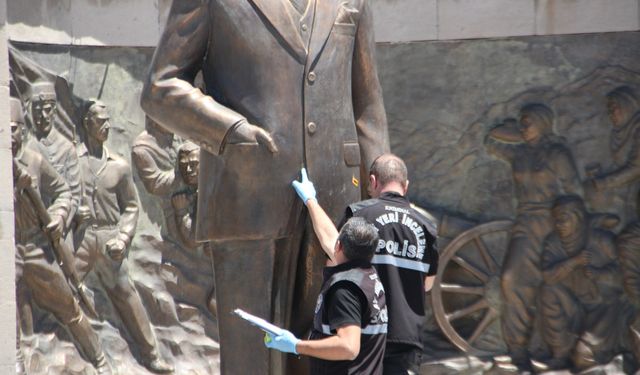 Dayı yeğen Atatürk heykeline balta ile saldırdı