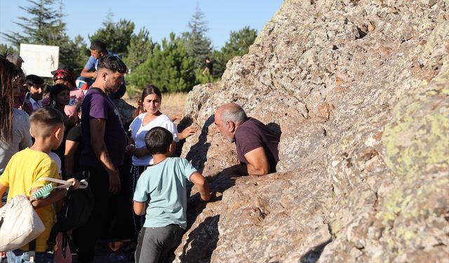 Hacıbektaş'ta "delikli taş"tan geçmek isteyenler sıraya giriyor