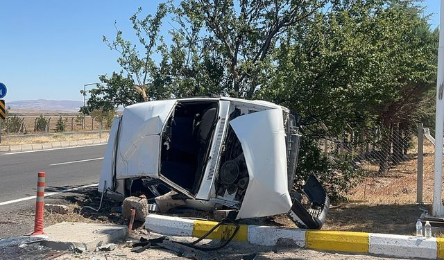 Gülşehir'de ağaca çarpan otomobil devrildi: 1 ağır 5 yaralı