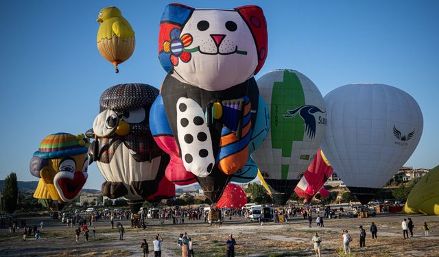 Figürlü sıcak hava balonları Ürgüp semalarını renklendirdi