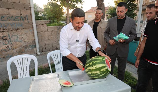 Başkan Arı’dan Sümer Mahallesi’nde karpuz ikramı