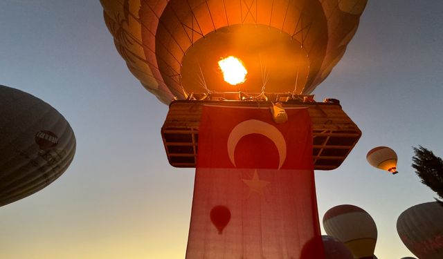 Balonlar Türk bayraklarıyla uçtu