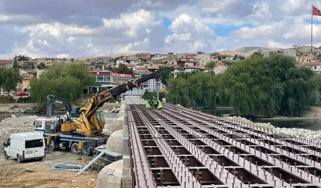 Taş köprünün restorasyonu tüm hızıyla devam ediyor