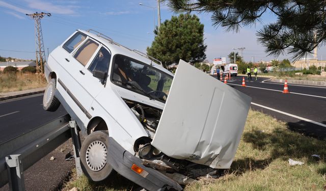 Kontrolden çıkan otomobil bariyerlere çıktı: 1 yaralı