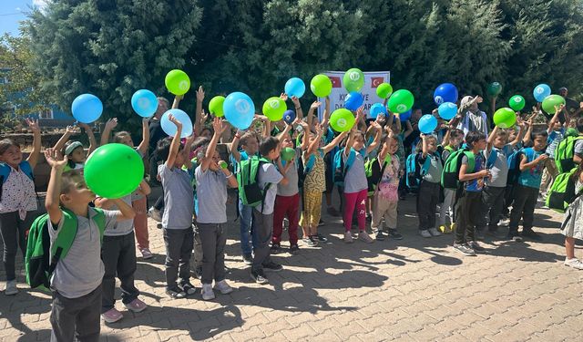 Umuda Koşanlar Derneği Ayhanlar köyünde öğrencileri sevindirdi