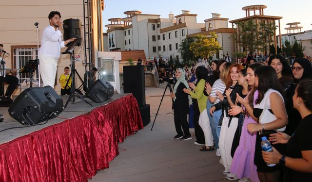 NEVÜ’lü öğrenciler konserde doyasıya eğlendi