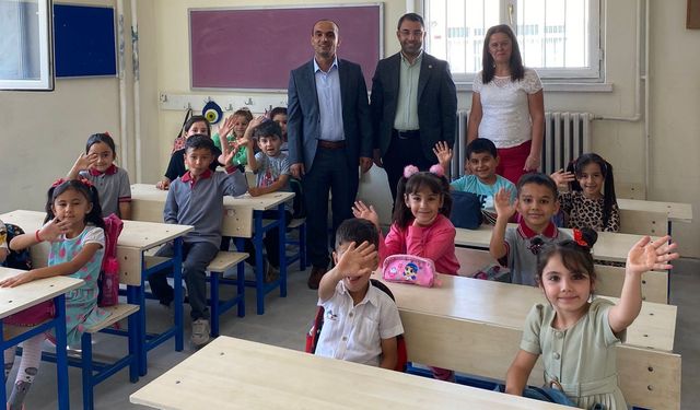 Başkan Güneş öğrencilere balon ve çikolata dağıttı