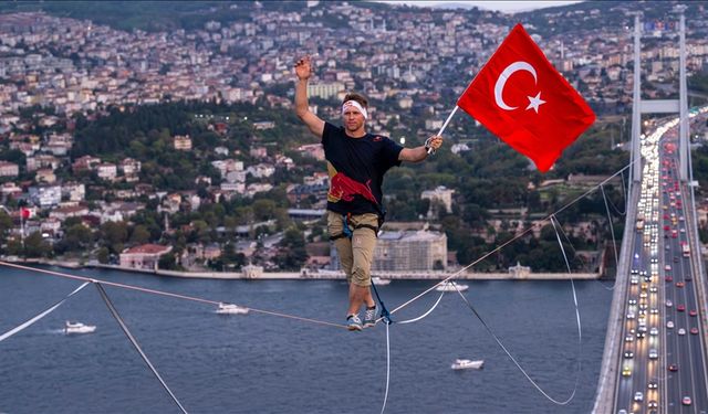 Sporcu Roose, ip üzerinde yürüyerek Asya'dan Avrupa'ya geçti