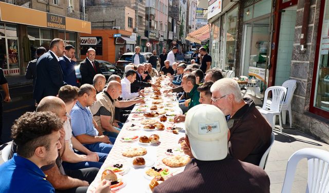 Başkan Arı esnaf ve vatandaşlarla kahvaltıda buluştu