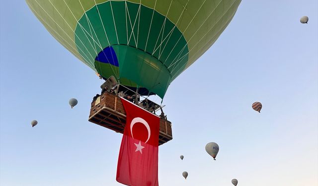 Türk bayrakları balonlarla gökyüzüne yükseldi