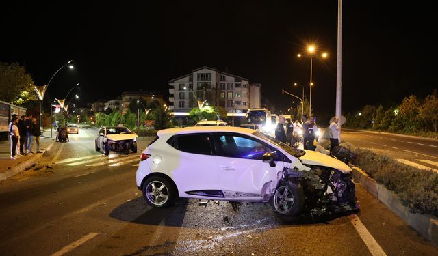 İki otomobil çarpıştı: sürücüler yaralı