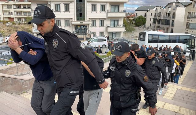 Bahis çetesi üyesi 10’u öğrenci 15 kişi adliyede