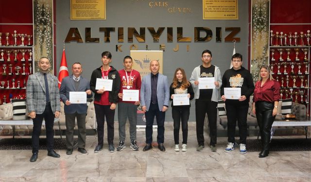 Altınyıldız öğrencileri münazara yarışmasında bölge finallerinde