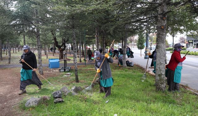 Belediye ekiplerinden Güzelyurt ve 15 Temmuz Mahalle’lerinde yoğun mesai