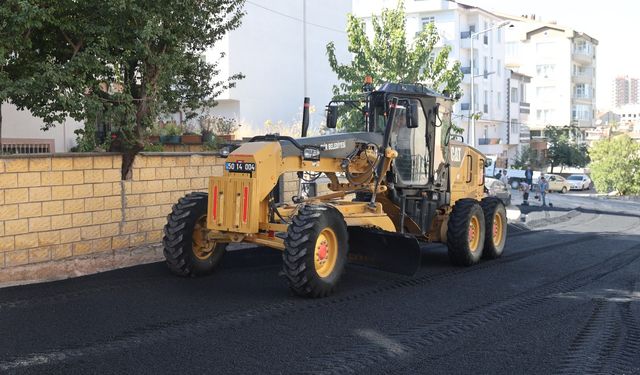 Belediye ekipleri bozuk yolları onarıyor