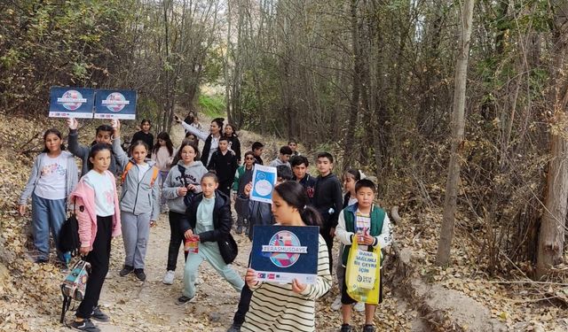 Öğrenciler vadileri hem gezdi hem temizledi