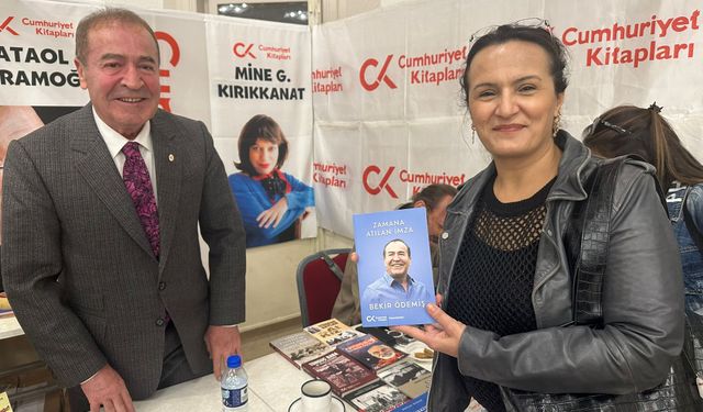 Eski Başkan Ödemiş kitap fuarında kitabını tanıttı