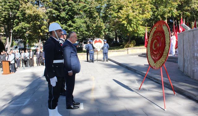 Cumhuriyet Bayramı çelenk sunma töreni gerçekleştirildi