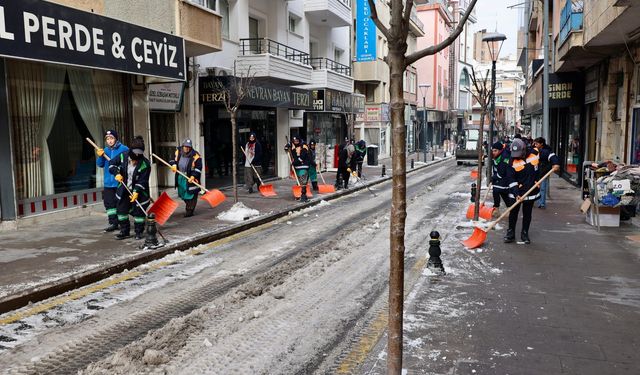 Nevşehir caddelerinde kar temizliği sürüyor