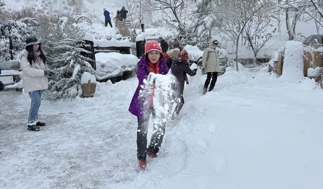 Kapadokya'da turistlerin kar keyfi