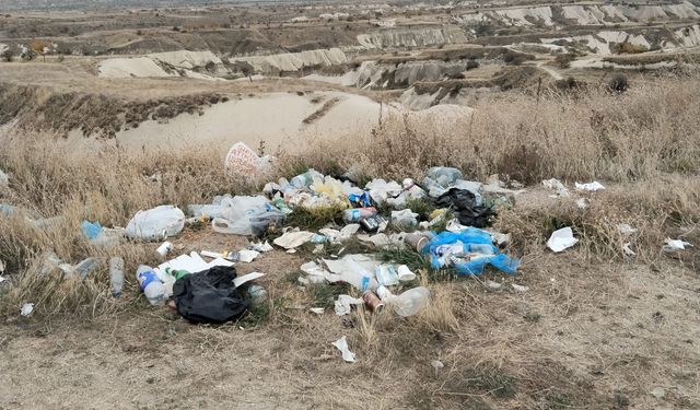 Uçhisar’da yol kenarları çöplüğe döndü