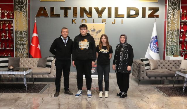 Altınyıldızlı öğrenciler münazara yarışmasında yarı finalde