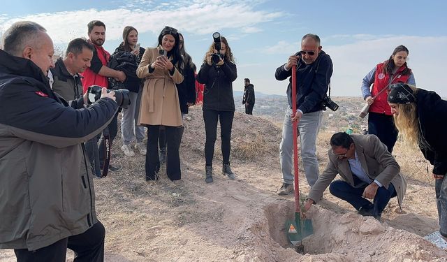 Vali Fidan ağaç diken gazetecileri fotoğrafladı