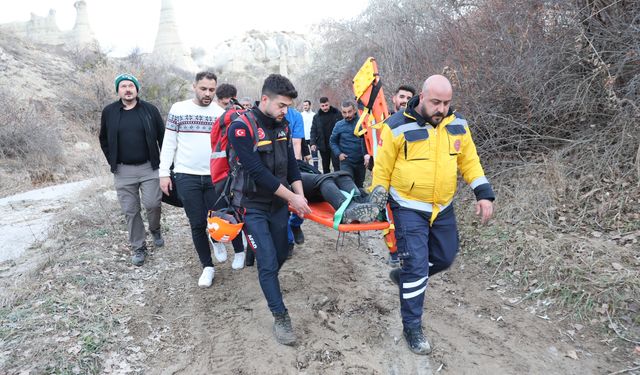 Aşk Vadisi’nde mahsur kalan turisti ekipler kurtardı (video)