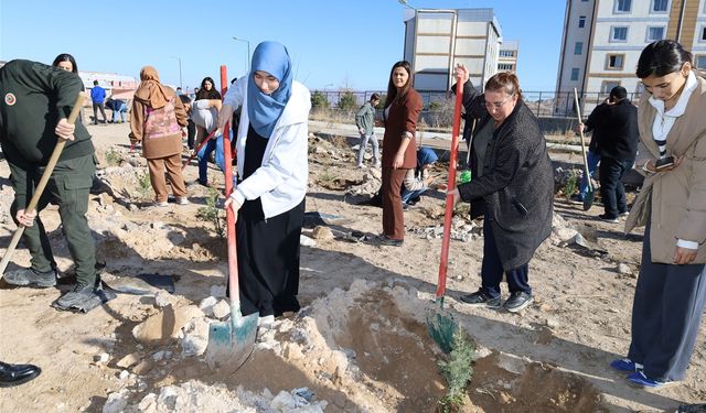 Öğrenciler fidan dikerek farkındalık yarattı