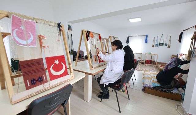 Kök boya tekniği ile halı ve kilim dokuyorlar