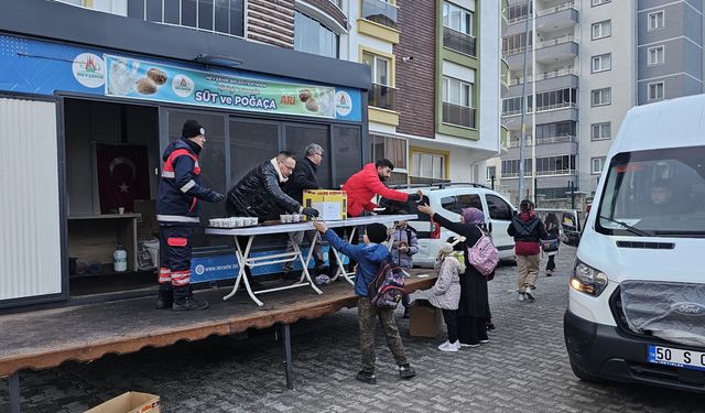 Belediyenin poğaça ve süt ikramı sürüyor