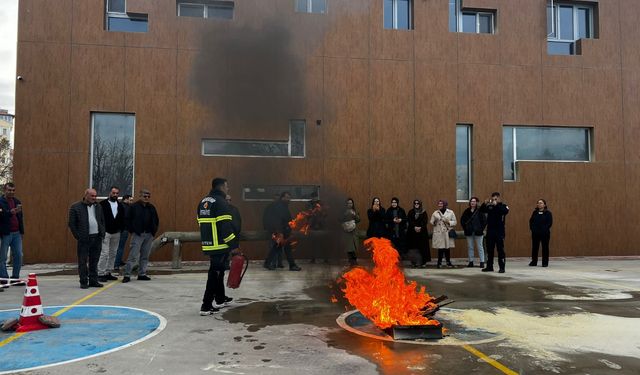 İtfaiye personelleri öğretmelere eğitim verdi