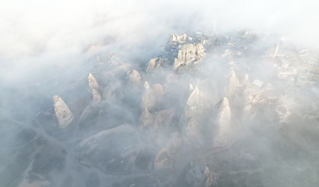 Sis içindeki Kapadokya turistleri büyüledi (video)