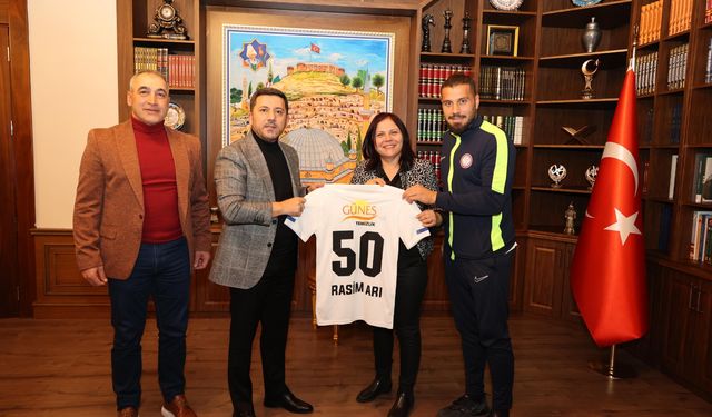 Suvermez Kapadokyaspor’dan Başkan Arı’ya forma hediyesi