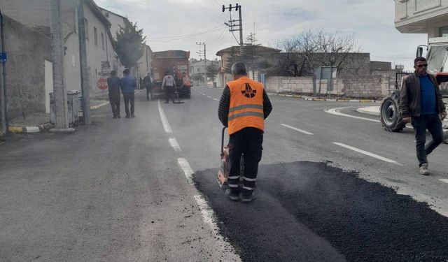 Özkonak’ta bozuk yollar onarılıyor