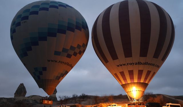 Turistler yılın ilk güneş doğuşunu sıcak hava balonlarından izledi