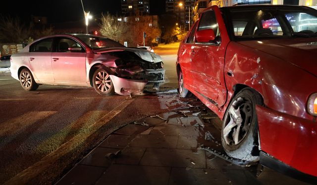 Kırmızı ışık ihlali kazaya neden oldu: 2 yaralı