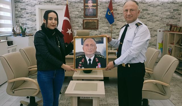 Ressam Kartal’dan Jandarma Komutanı Öksüz'e hediye