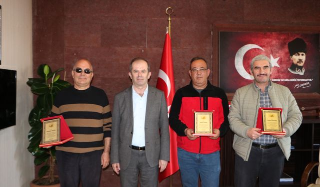 Emekliliğe ayrılan personeller plaketle uğurlandı