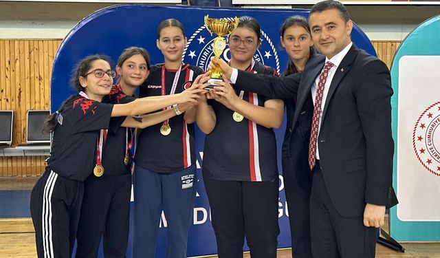 Badminton Turnuvası sporcuları ödüllerini aldı