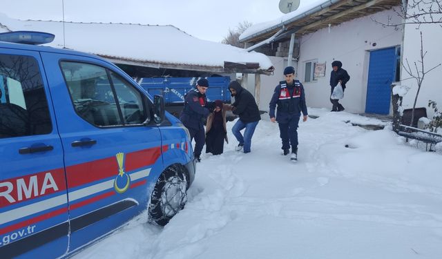 Yaşlı kadının yardımına jandarma yetişti