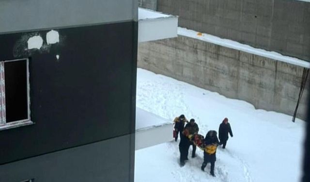 Küçük çocuk karda kayarken yüksekten düştü