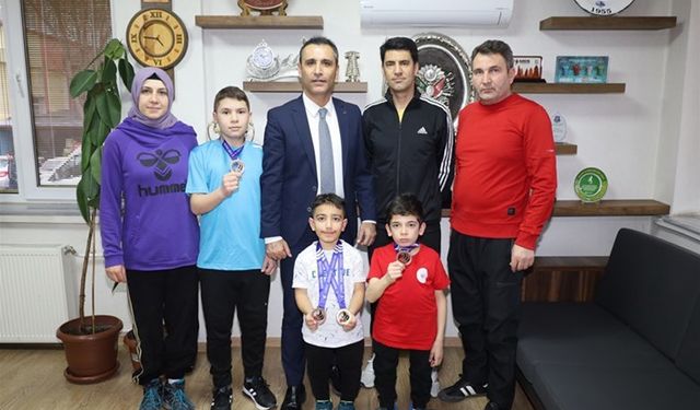 Badminton sporcularından İl Müdürü Özdemir’e ziyaret