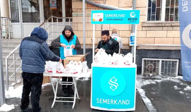 Alibey Camisinin önünde kandil simidi dağıtıldı