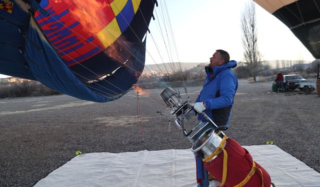 Belçikalı pilot tek kişilik balonuyla Ürgüp semalarında süzülüyor