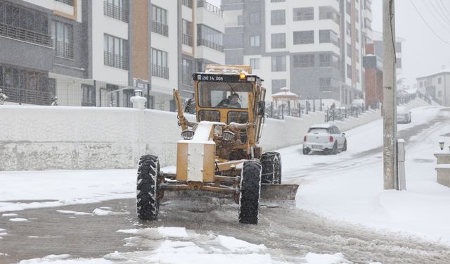 Nevşehir Belediyesi’nin kar temizleme çalışmaları sürüyor